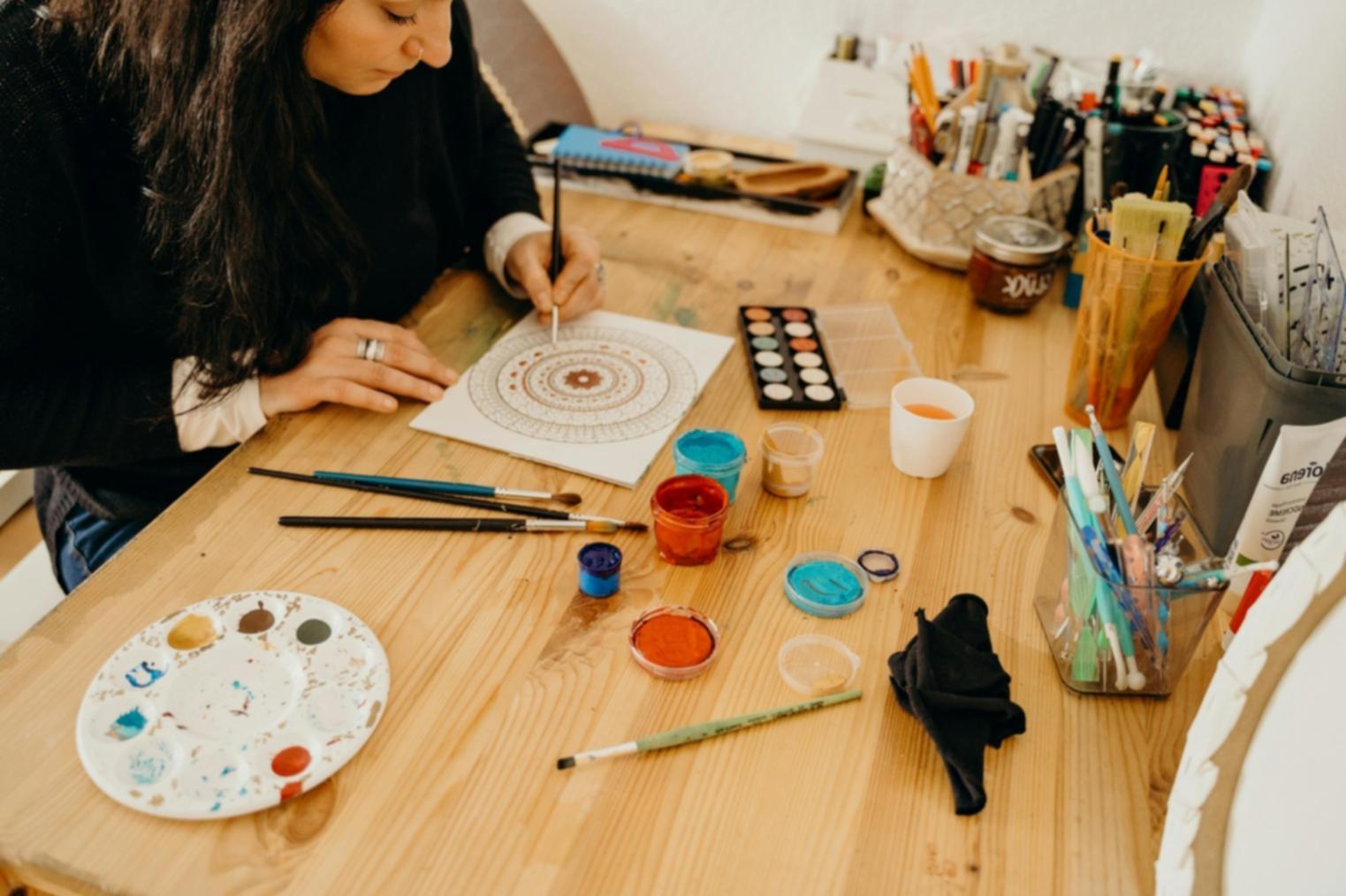 Detailarbeit an einer Stilleben-Zeichnung während des Unterrichts