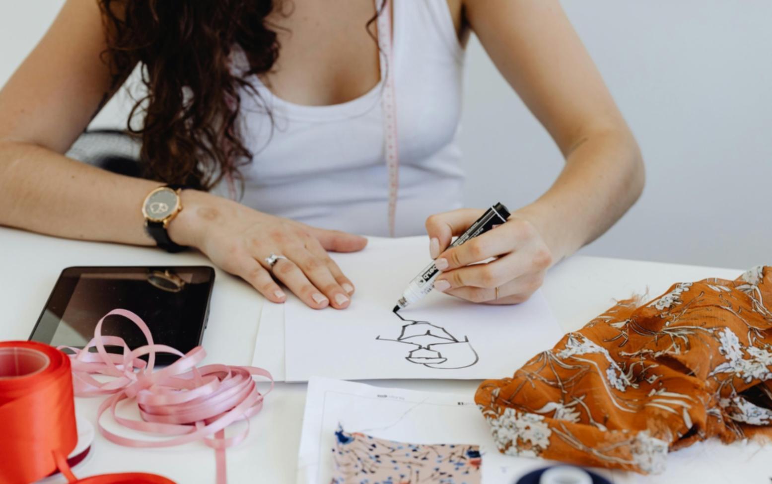 Student beim Zeichnen eines Stilleben-Arrangements im Kurs