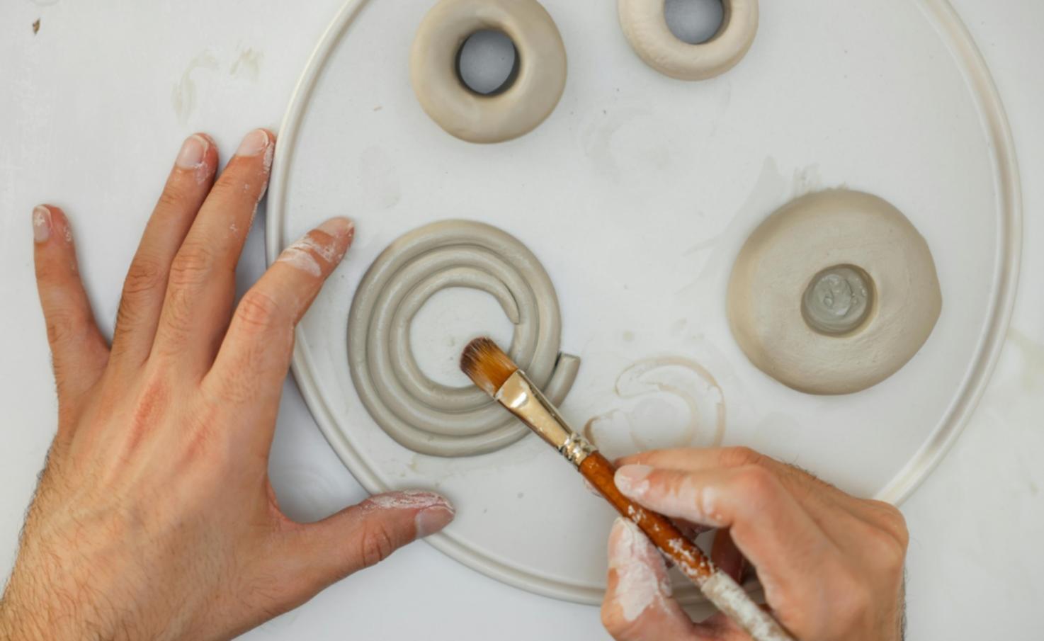 Arbeitsplatz mit Zeichenmaterialien und Stilllebenarrangement