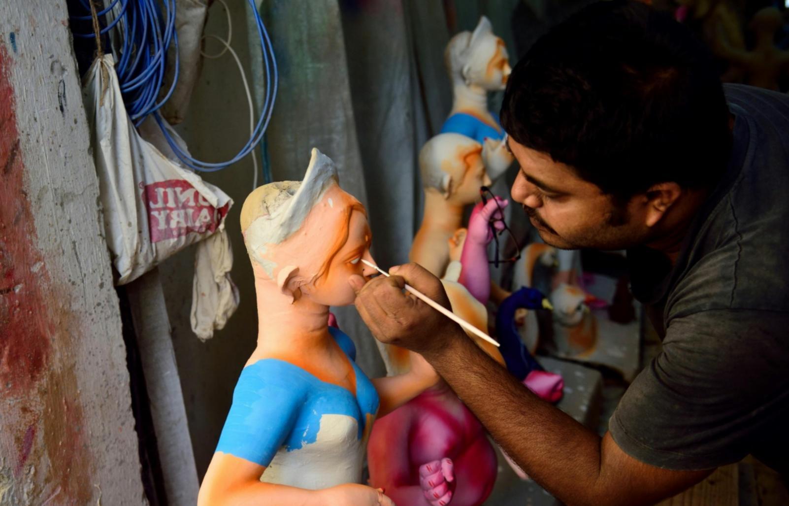 Detailaufnahme von Zeichenmaterialien und Stillleben-Objekten auf einem Arbeitstisch