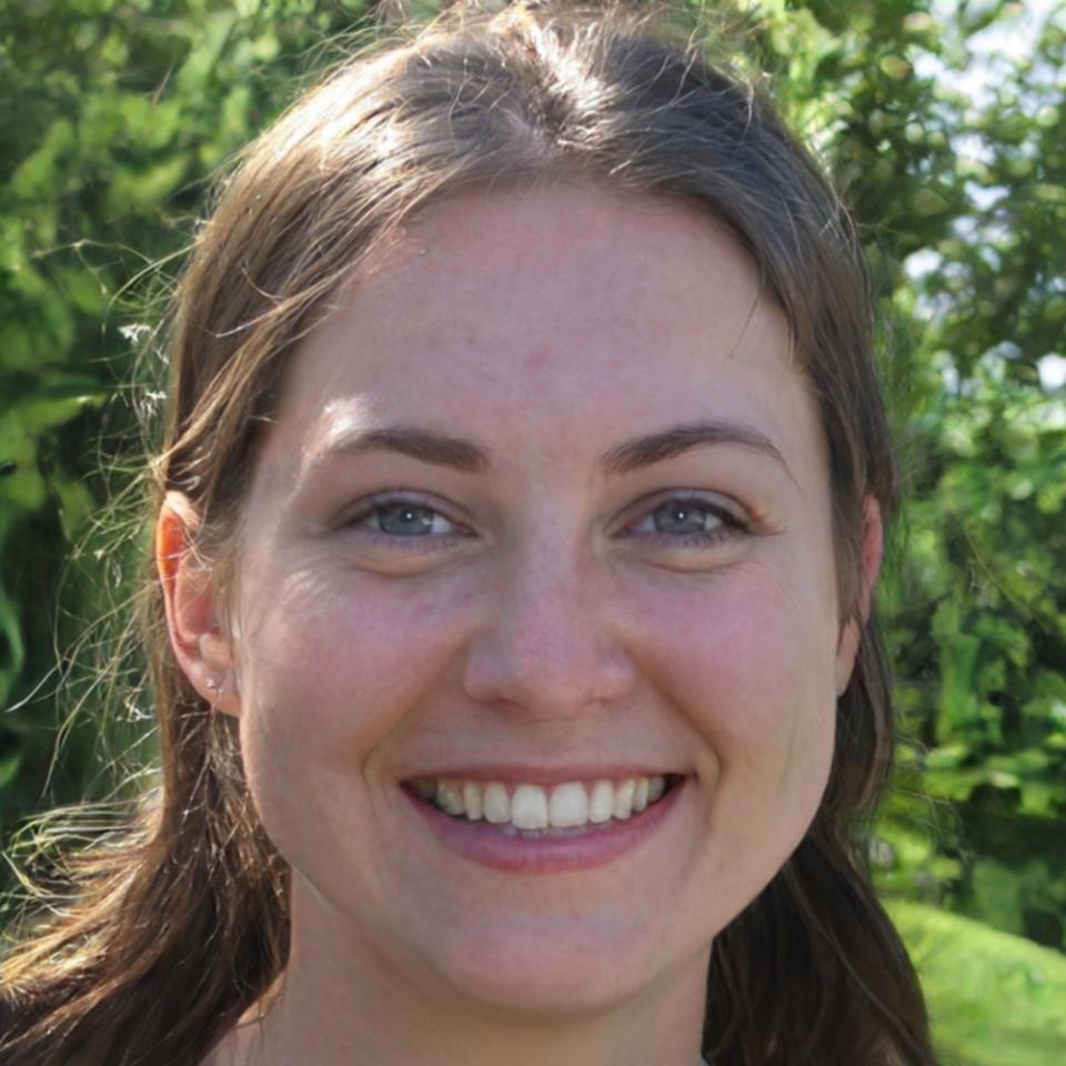 Porträt von Friederike Bachmann, Dozentin für moderne Stilleben-Zeichnung