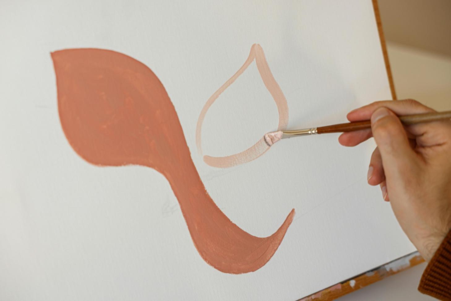 Beispiel eines professionellen Stilleben-Zeichenkurses mit verschiedenen Objekten und Materialien